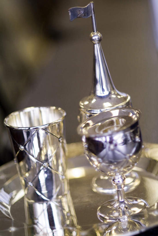 无人,竖图,俯视,室内,特写,白天,静物,杯子,金属制品,阴影,节日,朦胧,模糊,反射,金属,影子,烛台,文化,水杯,祈祷,健康,许愿,宗教,信仰,纪念,祈求,蜡烛架,犹太教,挑筋教,烛架,平安,茶杯,彩图,高角度拍摄