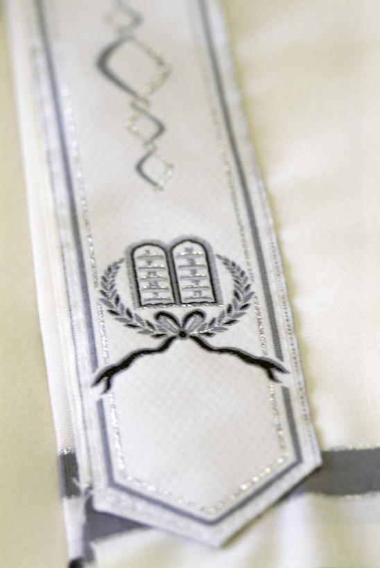 无人,竖图,室内,特写,白天,正面,静物,刺绣,一条,阴影,节日,朦胧,模糊,艺术,装饰,反射,影子,手工艺品,文化,围巾,工艺品,祈祷,健康,温暖,许愿,宗教,信仰,围脖,纪念,保暖,华丽,祈求,点缀,高雅,御寒,犹太教,自信心,品位,衬托,美观,雅致,雅观,挑筋教,平安,彩图,女红,针绣,针黹,黹