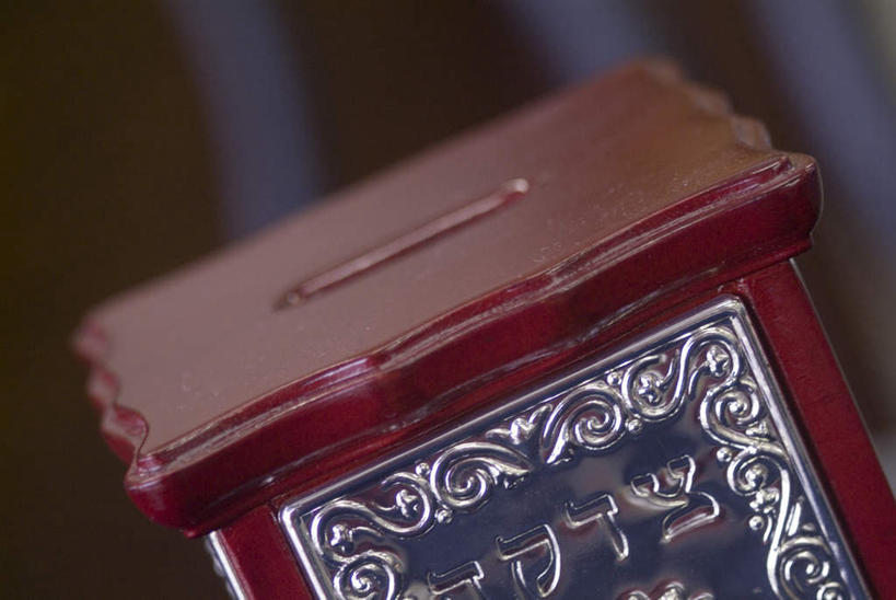 无人,横图,室内,特写,白天,正面,静物,阴影,花纹,节日,朦胧,模糊,反射,标志,文字,影子,字符,字母,文化,标识,一个,箱子,祈祷,健康,帮助,许愿,宗教,信仰,单个,纪念,祈求,关爱,犹太教,募捐,捐款,捐赠,捐款箱,募捐箱,慈善,救助,挑筋教,平安,彩图,资助