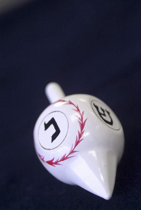 无人,竖图,俯视,室内,特写,白天,游戏,静物,蓝色背景,节日,朦胧,模糊,庆祝,标志,文字,字符,字母,玩,文化,娱乐,标识,一个,陀螺,祈祷,庆典,休闲,健康,益智,许愿,摄影,宗教,信仰,影棚,单个,活动,纪念,祈求,发泄,消遣,智力,犹太教,光明节,宣泄,陀罗,干乐,冰尜,打老牛,独乐,挑筋教,修殿节,平安,玩耍,嬉戏,彩图,高角度拍摄,影棚拍摄,拍摄,哈努卡节,马加比节,献殿节,烛光节