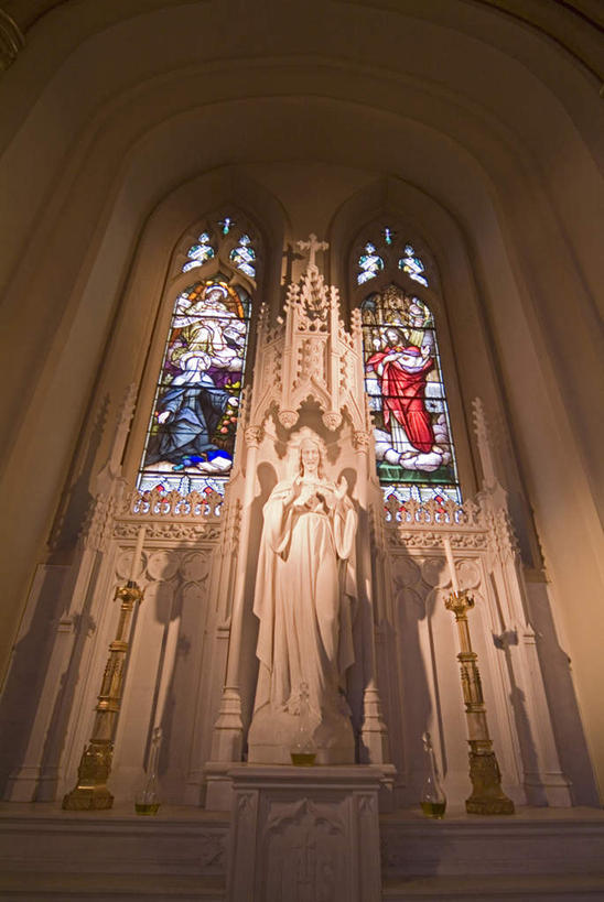 无人,教堂,竖图,室内,白天,仰视,雕塑,节日,艺术,装饰,雕刻,雕像,文化,石雕,工艺品,祈祷,健康,许愿,宗教,信仰,纪念,祈求,美术,基督教,天主教,主题,陈列,信念,功能,美学,彩绘玻璃,彩色玻璃,教堂玻璃,艺术玻璃,平安,彩图,低角度拍摄,大教堂,礼拜堂