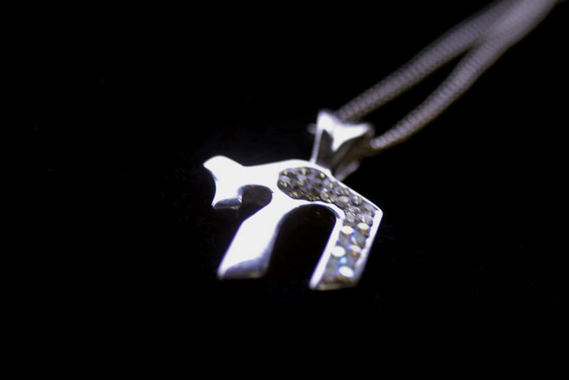 无人,横图,俯视,室内,特写,白天,爱情,奢侈,静物,项链,珠宝,阴影,黑色背景,节日,朦胧,模糊,反射,标志,矿石,文字,影子,字符,字母,文化,标识,钻石,装饰品,饰品,首饰,祈祷,健康,许愿,摄影,宗教,信仰,影棚,纪念,金刚石,昂贵,祈求,坚硬,贵重,宝石,坚定,信念,犹太教,约定,宝贵,挑筋教,平安,彩图,高角度拍摄,影棚拍摄,拍摄