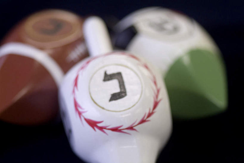 无人,横图,俯视,室内,特写,白天,游戏,静物,黑色背景,节日,朦胧,模糊,庆祝,标志,文字,字符,字母,玩,文化,娱乐,标识,三个,陀螺,祈祷,庆典,休闲,健康,益智,许愿,摄影,宗教,信仰,影棚,活动,纪念,祈求,发泄,消遣,智力,犹太教,光明节,宣泄,陀罗,干乐,冰尜,打老牛,独乐,挑筋教,修殿节,平安,玩耍,嬉戏,彩图,高角度拍摄,影棚拍摄,拍摄,哈努卡节,马加比节,献殿节,烛光节