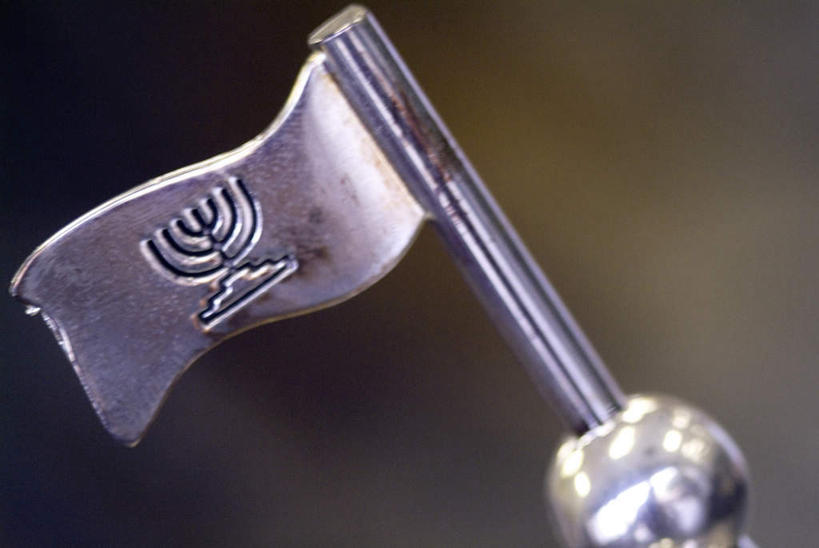 无人,横图,室内,特写,白天,正面,静物,旗帜,雕塑,节日,朦胧,模糊,艺术,装饰,雕刻,雕像,旗杆,烛台,文化,旗子,工艺品,祈祷,健康,许愿,宗教,信仰,纪念,祈求,美术,主题,陈列,犹太教,功能,美学,旌旗,旗号,漆雕,犹太教灯台,犹太教九灯烛台,再献圣殿节灯台,挑筋教,平安,彩图