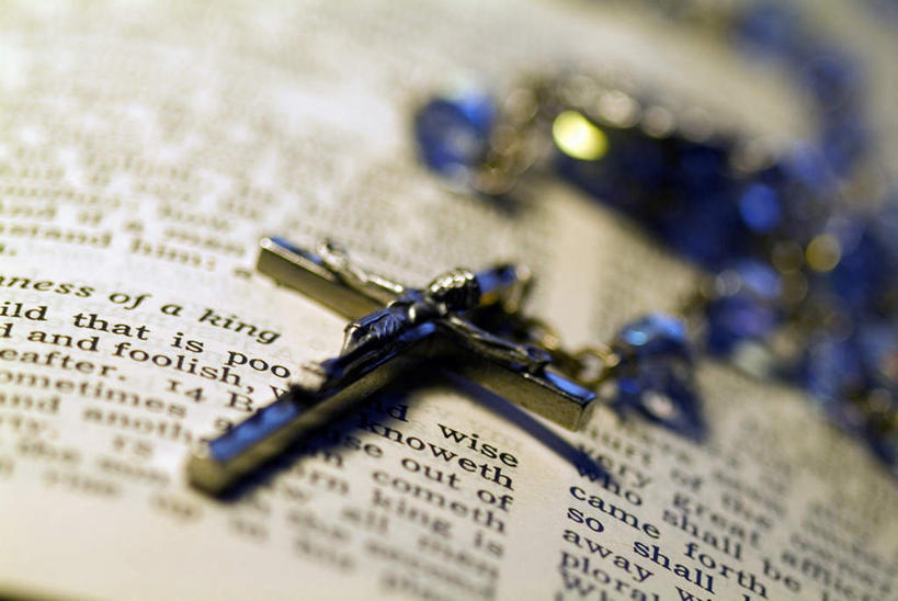 无人,横图,俯视,室内,特写,白天,静物,书籍,项链,一本,阴影,节日,朦胧,模糊,反射,十字架,影子,圣经,文化,装饰品,饰品,首饰,书本,祈祷,健康,许愿,宗教,信仰,纪念,祈求,基督教,天主教,经书,平安,书,图书,彩图,高角度拍摄,耶经