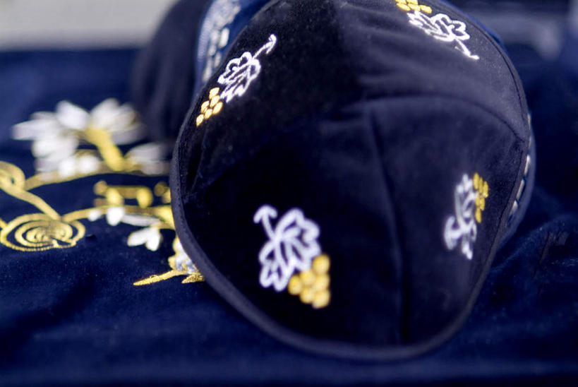 无人,横图,俯视,室内,特写,白天,桌面,桌子,静物,帽子,刺绣,阴影,朦胧,模糊,艺术,反射,木制,影子,手工艺品,礼帽,文化,蓝色,木制品,工艺品,高雅,自信心,品位,彩图,高角度拍摄,女红,针绣,针黹,黹