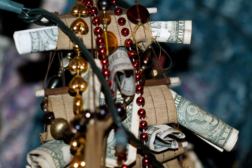 无人,横图,俯视,室内,特写,白天,钱,美元,静物,项链,阴影,朦胧,模糊,反射,钱币,人偶,玩偶,影子,美金,装饰品,饰品,首饰,钞票,金融,纸币,经济,诅咒,美圆,流通,纸钞,贸易,巫毒娃娃,邪恶,巫术,巫毒人偶,巫术娃娃,货币,现金,彩图,高角度拍摄