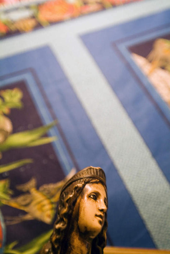 一个人,无人,站,竖图,室内,白天,仰视,雕塑,仅一个年轻女性,仅一个女性,仅一个人,朦胧,模糊,艺术,装饰,雕刻,雕像,人偶,玩偶,墙,扭头,注视,墙壁,墙面,工艺品,观察,看,站着,转头,观看,纪念,美术,察看,关注,诅咒,主题,陈列,巫毒娃娃,功能,美学,邪恶,巫术,巫毒人偶,巫术娃娃,年轻女性,女人,女性,站立,半身,彩图,低角度拍摄