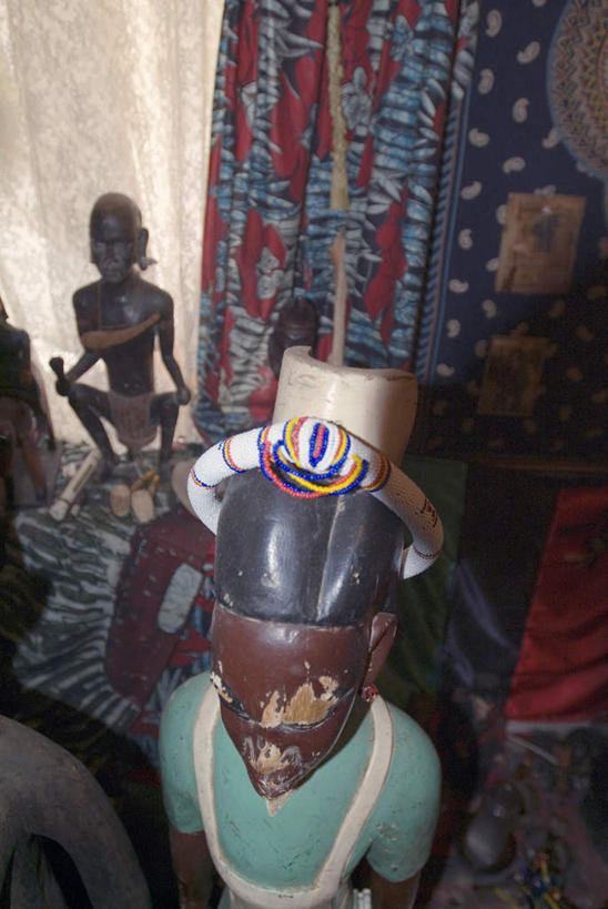 一个人,无人,站,竖图,俯视,室内,白天,民族服装,纺织品,雕塑,仅一个年轻女性,仅一个女性,仅一个人,艺术,装饰,编织,雕刻,雕像,毛毯,人偶,毯子,玩偶,手工艺品,织物,注视,纺织,工艺品,垫子,观察,看,站着,温暖,观看,纪念,华丽,修饰,美术,点缀,察看,关注,诅咒,主题,陈列,巫毒娃娃,功能,美学,邪恶,衬托,美观,雅致,雅观,巫术,巫毒人偶,巫术娃娃,壁毯,挂毯,年轻女性,女人,女性,站立,半身,彩图,高角度拍摄,传统服装,民俗服