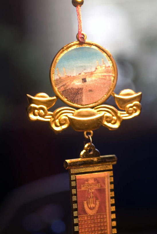 无人,商店,竖图,室外,特写,白天,正面,静物,吊挂,悬挂,节日,辟邪,朦胧,模糊,英文,标志,文字,字符,字母,挂,文化,标识,商铺,祈祷,健康,许愿,宗教,信仰,纪念,英文字母,祈求,护身符,伊斯兰教,清真寺,驱邪,护符,保佑,庇佑,御守,市肆,商号,平安,彩图,店铺