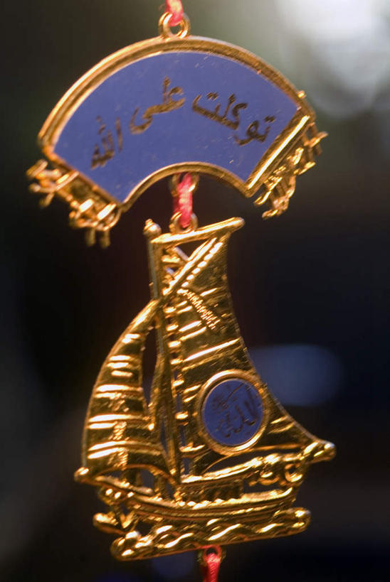 帆船,无人,商店,竖图,室外,特写,白天,正面,船,静物,吊挂,悬挂,节日,辟邪,朦胧,模糊,标志,文字,字符,字母,挂,文化,标识,商铺,交通工具,祈祷,健康,许愿,宗教,信仰,纪念,祈求,护身符,伊斯兰教,载具,清真寺,驱邪,护符,保佑,庇佑,御守,市肆,商号,平安,彩图,店铺