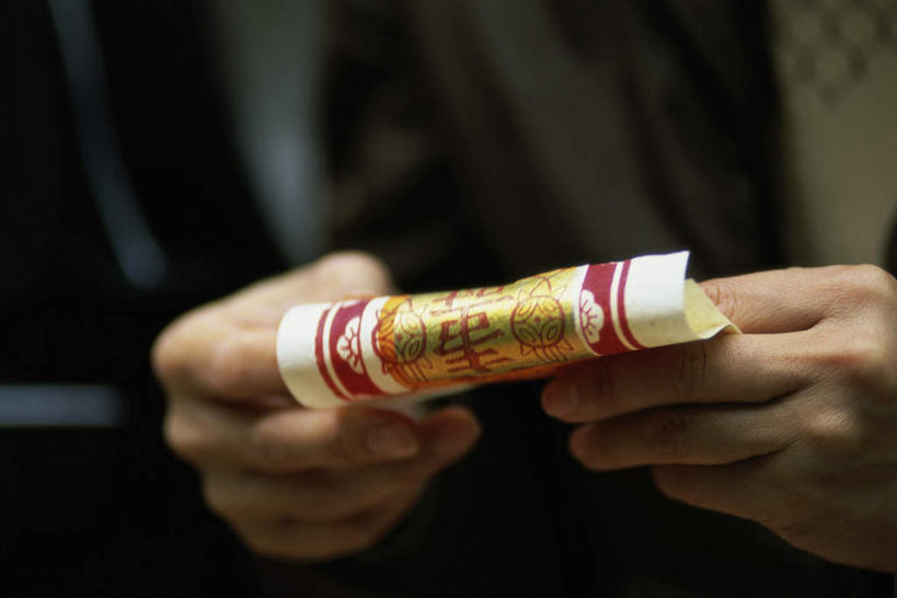 东方人,手,一个人,站,横图,室外,特写,白天,正面,亚洲,双手,仅一个男性,仅一个人,握,服装,朦胧,模糊,拿,拿着,休闲装,黄种人,仅一个年轻男性,衣服,祈祷,站着,休闲,手部,休闲服,握着,许愿,宗教,服饰,信仰,祈求,祭奠,祭祀,祭拜,纸钱,敬拜,冥币,男人,男性,年轻男性,亚洲人,祭司,站立,半身,彩图,冥纸,冥镪,冥钞