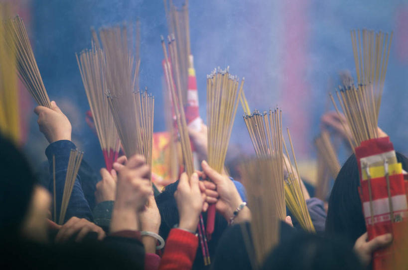 东方人,寺庙,横图,室外,白天,仰视,旅游,度假,名胜古迹,标志建筑,地标,建筑,蜡烛,雕塑,香港,中国,亚洲,行人,游客,游人,握,节日,遗迹,艺术,装饰,标志,雕刻,牌匾,文字,字符,烟雾,许多人,燃烧,拿,拿着,黄种人,古迹,文化,文物,娱乐,标识,建设,古建筑,路人,旅客,佛香,香火,香烛,工艺品,庙宇,祈祷,一群人,享受,休闲,健康,汉字,旅游胜地,放松,握着,许愿,宗教,信仰,烧香,纪念,祈求,美术,港,中文,主题,陈列,古文明,东亚,九龙,啬色园,黄大仙庙,香港特别行政区,港澳台,中华人民共和国,功能,美学,国文,华文,九龙半岛,过客,黄大仙祠,香港黄大仙祠,香港黄大仙庙,平安,男人,男性,女人,女性,中年男性,中年女性,亚洲人,半身,彩图,低角度拍摄,庙,寺