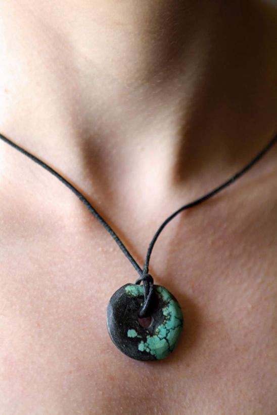 西方人,一个人,竖图,室内,特写,白天,正面,项链,玉,欧洲,欧洲人,仅一个年轻女性,仅一个女性,仅一个人,阴影,节日,反射,雕刻,影子,文化,裸露,装饰品,饰品,首饰,祈祷,健康,许愿,宗教,奢侈品,玉雕,佛教,信仰,纪念,祈求,玉器,贵重,珍贵,裸,玉石,玉佩,释教,宝贵,平安,年轻女性,女人,女性,白种人,半身,彩图