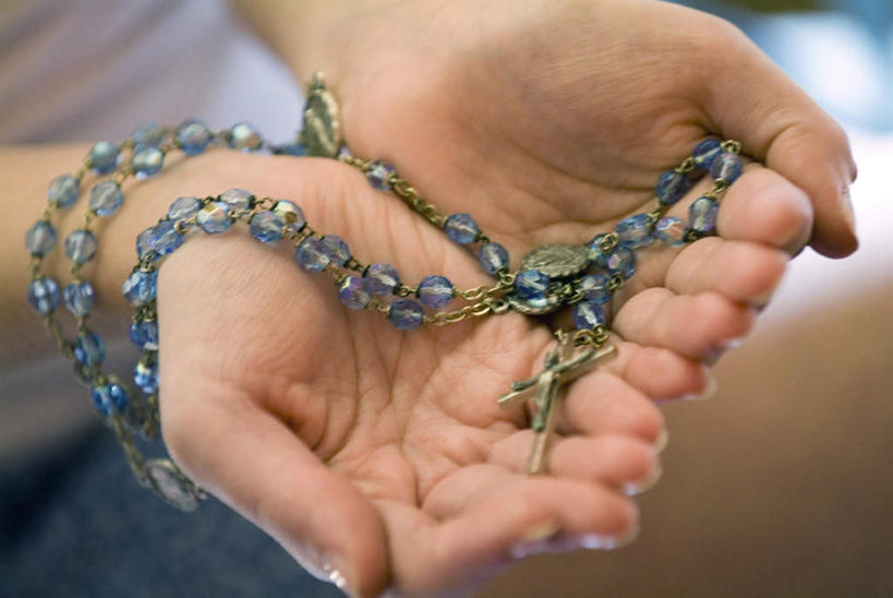 西方人,手,一个人,坐,捧,横图,俯视,室外,特写,白天,项链,欧洲,欧洲人,双手,仅一个年轻女性,仅一个女性,仅一个人,一串,阴影,服装,朦胧,模糊,反射,影子,休闲装,装饰品,衣服,饰品,首饰,休闲,手部,休闲服,服饰,念珠,念佛珠,数珠,诵珠,年轻女性,女人,女性,白种人,端,端着,捧着,手捧,坐着,半身,彩图,高角度拍摄