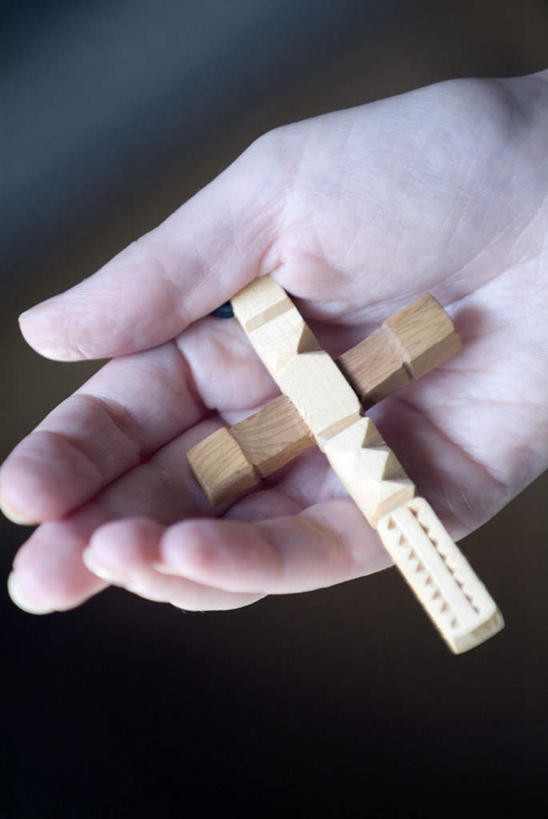 西方人,手,一个人,捧,竖图,俯视,室内,特写,白天,欧洲,欧洲人,仅一个年轻女性,仅一个女性,仅一个人,阴影,节日,朦胧,模糊,反射,木制,十字架,影子,文化,木制品,祈祷,健康,手部,许愿,宗教,信仰,纪念,单手,祈求,基督教,天主教,平安,年轻女性,女人,女性,白种人,端,端着,捧着,手捧,半身,彩图,高角度拍摄