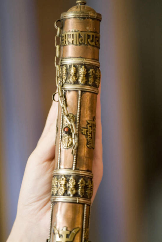 西方人,手,一个人,竖图,室内,特写,白天,正面,雕塑,欧洲,欧洲人,仅一个年轻女性,仅一个女性,仅一个人,握,阴影,节日,朦胧,模糊,艺术,装饰,反射,雕刻,雕像,影子,拿,拿着,文化,工艺品,祈祷,健康,手部,握着,许愿,宗教,佛教,信仰,纪念,单手,祈求,美术,主题,陈列,转经轮,法轮,功能,美学,释教,平安,年轻女性,女人,女性,白种人,半身,彩图,经轮,玛尼解脱轮,祈祷轮