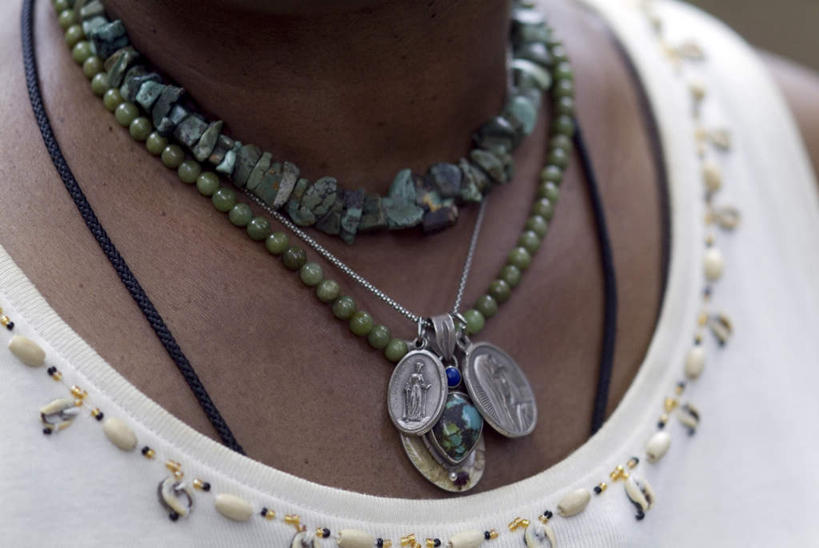 西方人,脖子,一个人,站,横图,室外,特写,白天,正面,项链,欧洲,欧洲人,仅一个年轻女性,仅一个女性,仅一个人,许多,阴影,服装,反射,背心,人偶,玩偶,影子,肩膀,装饰品,衣服,饰品,首饰,站着,服饰,衣着,穿着,诅咒,巫毒娃娃,邪恶,巫术,衣饰,巫毒人偶,巫术娃娃,年轻女性,女人,女性,白种人,脖,颈,颈部,站立,半身,彩图