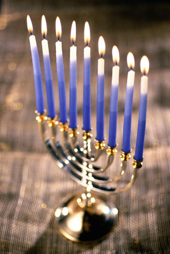 无人,竖图,俯视,室内,特写,白天,桌面,桌子,蜡烛,一排,许多,阴影,朦胧,模糊,整齐,反射,光线,木制,火焰,影子,烛光,烛台,很多,燃烧,排列,一个,蓝色,木制品,点燃,单个,队列,犹太教灯台,犹太教九灯烛台,再献圣殿节灯台,彩图,高角度拍摄