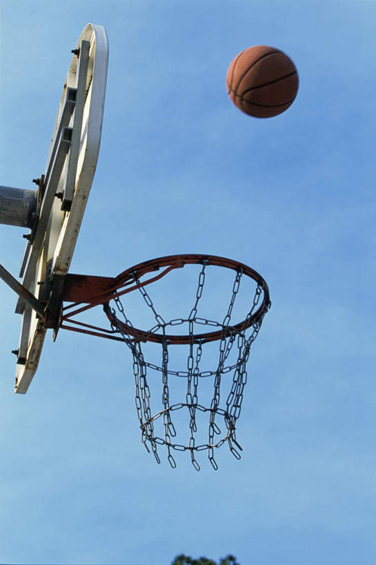 无人,竖图,室外,白天,仰视,篮球,阴影,光线,篮球框,影子,篮球场,球场,篮球装备,运动器械,场地,一个,蓝色,蓝天,天空,阳光,天,健身器械,篮球网,晴朗,单个,下降,降落,健身器材,篮球运动,万里无云,篮球板,降低,下跌,下落,晴空,晴空万里,彩图,低角度拍摄,篮球场地,运动器材