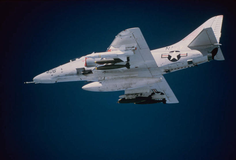 无人,横图,室外,白天,正面,飞机,美国,飞翔,阴影,飞行,光线,影子,星星,翱翔,飞,蓝色,蓝天,天空,阳光,天,星形,空军,一架,晴朗,战斗机,北美,北美洲,美洲,五角形,军用机,美军,军用战斗机,天鹰战斗机,万里无云,A-4天鹰战斗机,北亚美利加洲,亚美利加洲,晴空,晴空万里,五角星,彩图