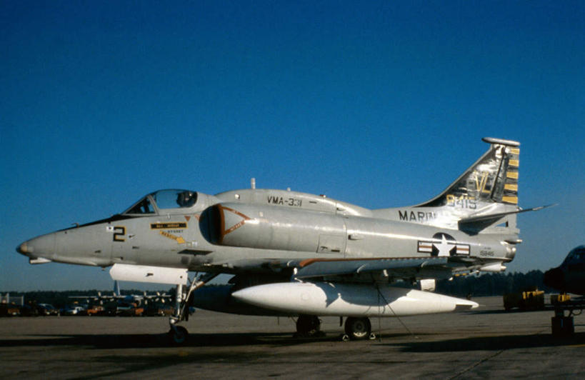 无人,机场,横图,室外,白天,正面,飞机,飞机场,美国,阴影,光线,影子,航空,蓝色,蓝天,天空,阳光,停机坪,天,空军,一架,晴朗,战斗机,北美,北美洲,美洲,军用机,美军,军用战斗机,天鹰战斗机,万里无云,A-4天鹰战斗机,北亚美利加洲,亚美利加洲,晴空,晴空万里,彩图