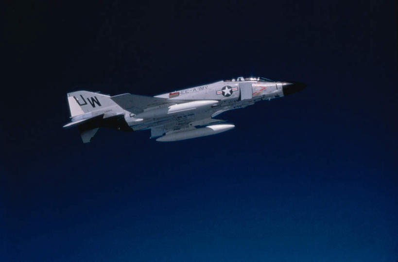 无人,横图,室外,白天,仰视,飞机,美国,飞翔,阴影,飞行,光线,影子,翱翔,飞,蓝色,蓝天,天空,阳光,天,空军,一架,晴朗,战斗机,北美,北美洲,美洲,军用机,美军,军用战斗机,幽灵式战斗机,万里无云,F-4幽灵式战斗机,北亚美利加洲,亚美利加洲,晴空,晴空万里,彩图,低角度拍摄