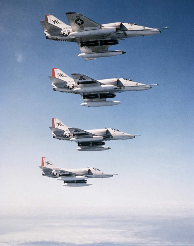 无人,竖图,室外,白天,仰视,飞机,美国,一排,飞翔,阴影,整齐,飞行,光线,影子,翱翔,飞,排列,蓝色,蓝天,天空,阳光,天,空军,晴朗,战斗机,北美,北美洲,队列,美洲,军用机,美军,军用战斗机,天鹰战斗机,四架,万里无云,A-4天鹰战斗机,北亚美利加洲,亚美利加洲,晴空,晴空万里,彩图,低角度拍摄