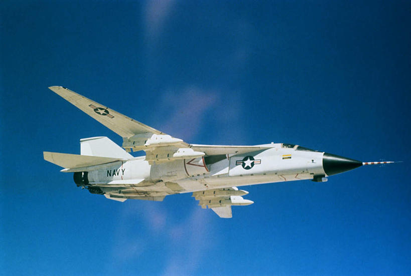 无人,横图,室外,白天,仰视,飞机,美国,飞翔,阴影,飞行,光线,影子,翱翔,飞,蓝色,蓝天,天空,阳光,天,空军,一架,晴朗,战斗机,北美,北美洲,美洲,轰炸机,美军,通用公司,军用战斗机,土豚战斗轰炸机,万里无云,F-111土豚战斗轰炸机,北亚美利加洲,亚美利加洲,晴空,晴空万里,彩图,低角度拍摄