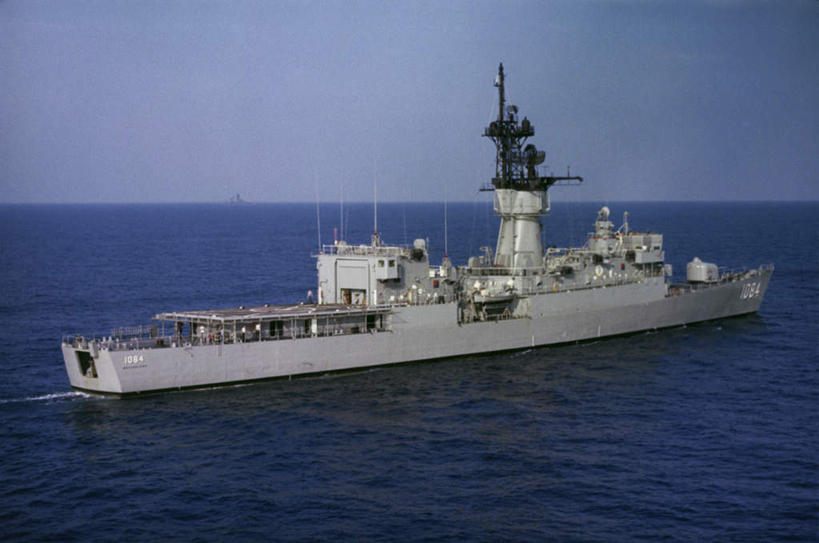 无人,横图,室外,白天,正面,海浪,海洋,船,美国,一艘,浪花,水平线,辽阔,海平线,蓝色,蓝天,天空,海水,天,广阔,军舰,晴朗,一望无际,北美,北美洲,美洲,海军,海景,战舰,驱逐舰,美军,护卫舰,军用战舰,麦卡驱逐舰,麦坎德利斯号驱逐舰,反潜护卫舰,战船,万里无云,FF-1084麦坎德利斯号驱逐舰,北亚美利加洲,亚美利加洲,无边无际,一马平川,大海,风浪,海,海水的波动,近岸浪,涌浪,晴空,晴空万里,彩图,水天相接,水天一线