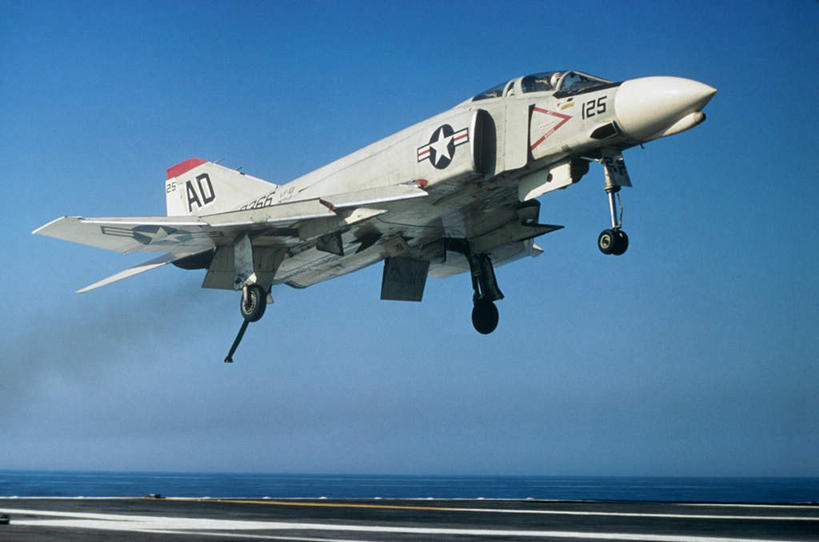 无人,机场,横图,室外,白天,仰视,草地,草坪,海浪,海洋,植物,飞机,飞机场,美国,一艘,飞翔,阴影,飞行,光线,影子,浪花,水平线,辽阔,海平线,翱翔,航空,飞,草,蓝色,绿色,蓝天,天空,阳光,海水,停机坪,天,广阔,空军,晴朗,一望无际,战斗机,北美,北美洲,美洲,海景,军用机,美军,军用战斗机,幽灵式战斗机,万里无云,F-4幽灵式战斗机,北亚美利加洲,亚美利加洲,无边无际,一马平川,大海,风浪,海,海水的波动,近岸浪,涌浪,晴空,晴空万里,彩图,低角度拍摄,水天相接,水天一线