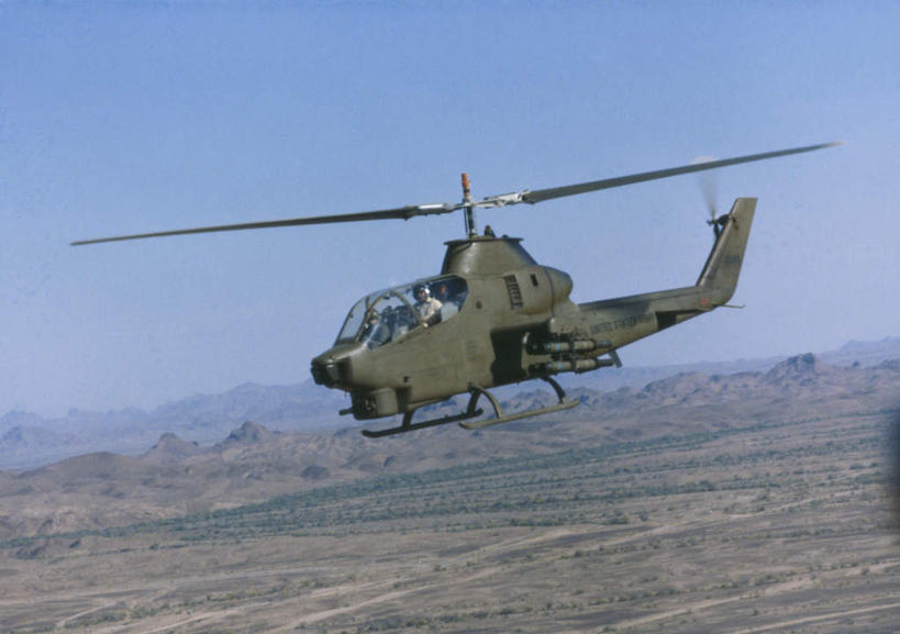 无人,横图,室外,白天,仰视,沙漠,飞机,美国,飞翔,阴影,朦胧,模糊,飞行,光线,影子,地平线,辽阔,地面,翱翔,飞,蓝色,蓝天,天空,阳光,天,广阔,空军,一架,晴朗,一望无际,直升机,北美,北美洲,延伸,美洲,美军,军用直升机,武装直升机,眼镜蛇直升机,万里无云,天地相交,北亚美利加洲,亚美利加洲,无边无际,一马平川,大漠,砂漠,晴空,晴空万里,彩图,低角度拍摄