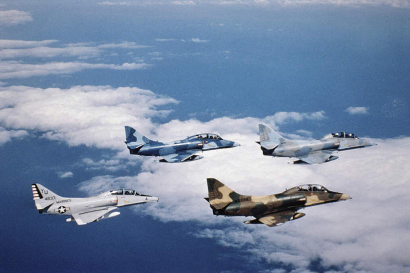 无人,横图,俯视,航拍,室外,白天,飞机,美国,飞翔,阴影,飞行,光线,影子,云,云朵,翱翔,云彩,飞,排列,蓝色,白云,蓝天,天空,阳光,天,空军,晴朗,战斗机,北美,北美洲,鸟瞰,美洲,军用机,美军,军用战斗机,天鹰战斗机,四架,A-4天鹰战斗机,北亚美利加洲,亚美利加洲,摆列,晴空,彩图,高角度拍摄,布列,分列