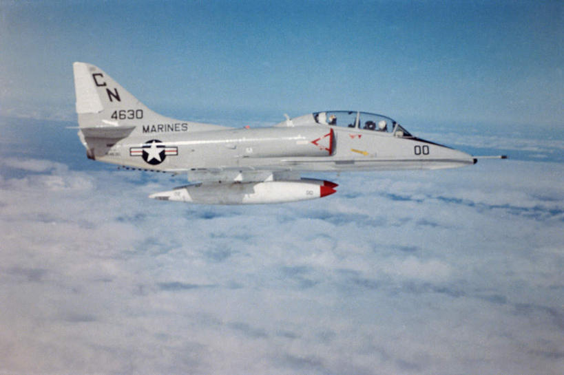 无人,横图,俯视,航拍,室外,白天,飞机,美国,飞翔,飞行,地平线,云,云朵,辽阔,地面,翱翔,云彩,飞,蓝色,白云,蓝天,天空,天,广阔,空军,一架,晴朗,一望无际,战斗机,北美,北美洲,鸟瞰,延伸,美洲,军用机,美军,军用战斗机,天鹰战斗机,A-4天鹰战斗机,天地相交,北亚美利加洲,亚美利加洲,无边无际,一马平川,晴空,彩图,高角度拍摄