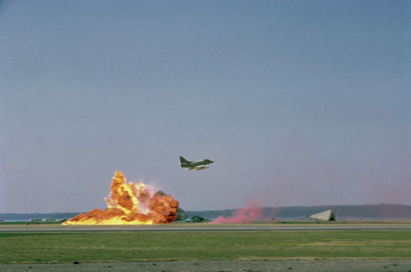 无人,横图,室外,白天,正面,热情,爆炸,草地,草坪,海浪,海洋,植物,飞机,火,美国,火焰,浪花,水平线,辽阔,海平线,燃烧,草,蓝色,绿色,蓝天,天空,海水,天,广阔,空军,一架,晴朗,一望无际,战斗机,北美,北美洲,美洲,海景,军用机,美军,军用战斗机,天鹰战斗机,万里无云,A-4天鹰战斗机,北亚美利加洲,亚美利加洲,无边无际,一马平川,大海,风浪,海,海水的波动,近岸浪,涌浪,晴空,晴空万里,彩图,水天相接,水天一线