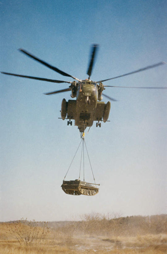 无人,竖图,室外,白天,仰视,沙漠,汽车,美国,一辆,吊挂,悬挂,阴影,朦胧,模糊,光线,影子,地平线,辽阔,地面,挂,车,蓝色,蓝天,天空,阳光,交通工具,天,广阔,运输,空军,一架,晴朗,一望无际,直升机,北美,北美洲,载具,延伸,美洲,坦克,军用机,运输机,陆军,美军,军用战斗机,履带车,军用运输器,海上种马运输直升机,海马运输直升机,军用车,万里无云,战车,CH-53海马运输直升机,CH-53海上种马运输直升机,天地相交,北亚美利加洲,亚美利加洲,坦克车,无边无际,一马平川,大漠,砂漠,晴空,晴空万里,彩图,低角度拍摄