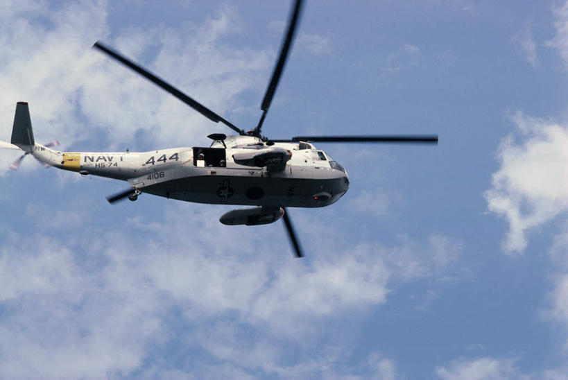 无人,横图,室外,特写,白天,仰视,飞机,飞翔,阴影,飞行,光线,影子,云,云朵,翱翔,云彩,航空,飞,蓝色,白云,蓝天,天空,阳光,交通工具,天,一架,晴朗,直升机,直升飞机,载具,晴空,彩图,低角度拍摄