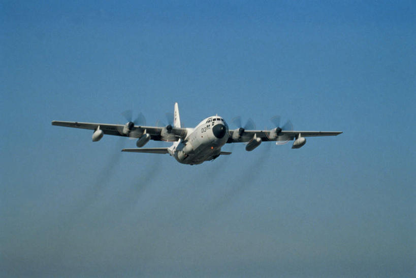 无人,横图,室外,白天,仰视,飞机,美国,一艘,飞翔,阴影,飞行,光线,影子,翱翔,飞,蓝色,蓝天,天空,阳光,天,运输,空军,晴朗,直升机,战斗机,北美,北美洲,美洲,军用机,大力神运输机,运输机,美军,军用战斗机,万里无云,C-130大力神运输机,北亚美利加洲,亚美利加洲,晴空,晴空万里,彩图,低角度拍摄