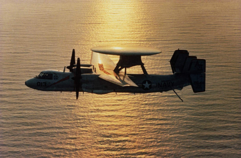 无人,横图,室外,白天,正面,海浪,海洋,日落,飞机,美国,飞翔,阴影,波纹,飞行,光线,影子,浪花,晚霞,霞光,落日,涟漪,翱翔,飞,水纹,阳光,海水,黄昏,波浪,彩霞,空军,一架,战斗机,北美,北美洲,美洲,海景,军用机,预警机,美军,军用战斗机,E-2C鹰眼预警机,E-2C预警机,水晕,北亚美利加洲,亚美利加洲,夕照,大海,风浪,海,海水的波动,近岸浪,涌浪,夕阳,彩图,斜阳