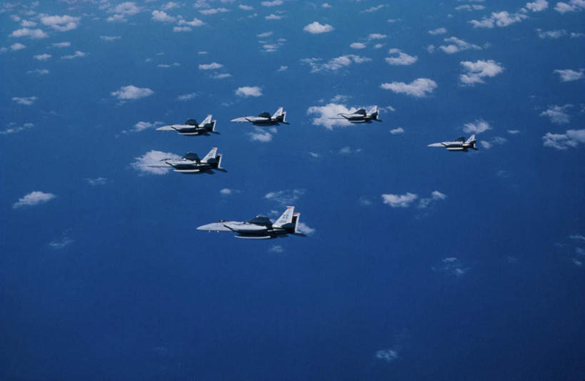 无人,横图,俯视,航拍,室外,白天,岛屿,飞机,美国,许多,飞翔,飞行,岛,云,云朵,翱翔,云彩,飞,排列,蓝色,白云,蓝天,天空,天,空军,晴朗,战斗机,北美,北美洲,鸟瞰,美洲,军用机,美军,军用战斗机,麦克唐纳.道格拉斯,鹰式战斗机,F-15鹰式战斗机,北亚美利加洲,亚美利加洲,摆列,列岛,群岛,诸岛,晴空,彩图,高角度拍摄,布列,分列