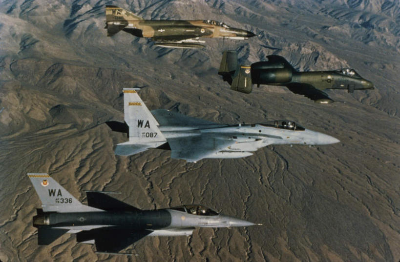 无人,横图,俯视,航拍,室外,白天,山,山脉,飞机,美国,飞翔,阴影,飞行,光线,纹路,纹理,影子,山峰,山峦,翱翔,飞,排列,阳光,群山,空军,战斗机,北美,北美洲,四艘,鸟瞰,美洲,军用机,美军,军用战斗机,战隼战斗机,肌理,F-16战斗机,F-16战隼战斗机,北亚美利加洲,亚美利加洲,摆列,彩图,高角度拍摄,布列,分列