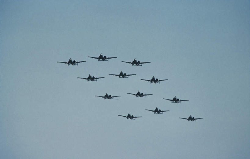 无人,横图,室外,白天,仰视,飞机,美国,许多,飞翔,阴影,飞行,光线,影子,翱翔,飞,排列,蓝色,蓝天,天空,阳光,天,空军,晴朗,北美,北美洲,美洲,美军,攻击机,万里无云,A-10攻击机,A-10雷电攻击机,北亚美利加洲,亚美利加洲,摆列,晴空,晴空万里,彩图,低角度拍摄,布列,分列