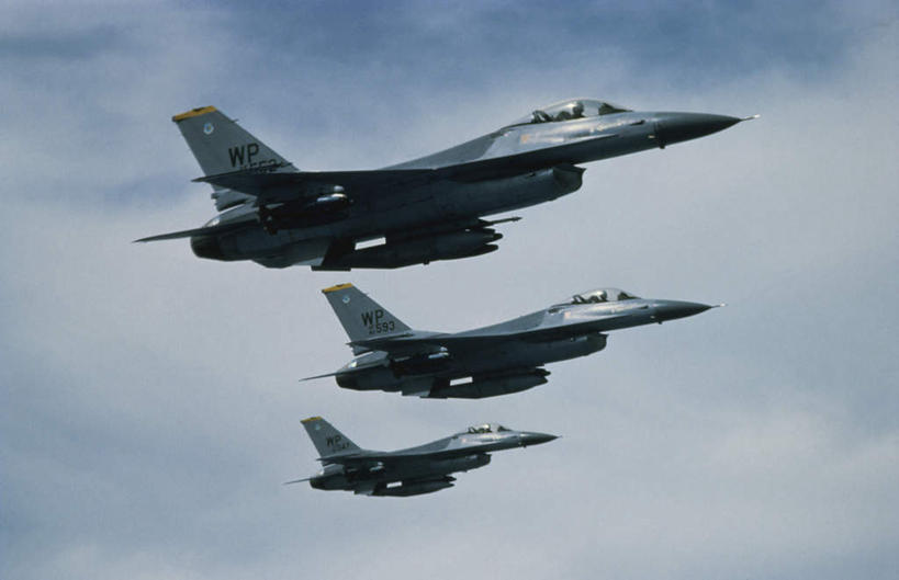 无人,横图,室外,白天,仰视,飞机,美国,一排,飞翔,阴影,整齐,飞行,光线,影子,云,云朵,翱翔,云彩,飞,排列,蓝色,白云,蓝天,天空,阳光,天,空军,晴朗,战斗机,北美,北美洲,队列,美洲,军用机,美军,军用战斗机,战隼战斗机,三架,F-16战斗机,F-16战隼战斗机,北亚美利加洲,亚美利加洲,晴空,彩图,低角度拍摄