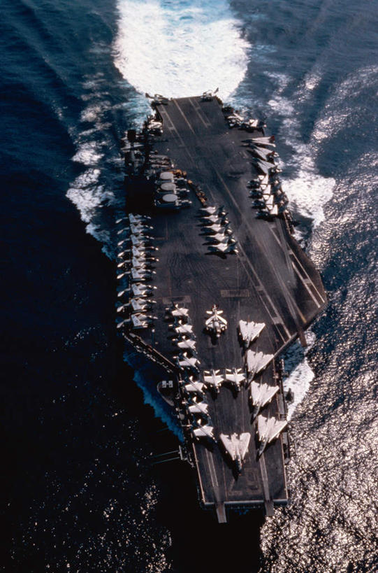 无人,竖图,俯视,航拍,室外,白天,海浪,海洋,船,美国,一艘,波纹,飞溅,溅,液体,浪花,水滴,水珠,水纹,海水,船尾波,波浪,军舰,甲板,北美,北美洲,鸟瞰,喷洒,航母,美洲,海军,海景,战舰,航空母舰,美军,飞行甲板,军用战舰,肯尼迪号,肯尼迪号航母,约翰.肯尼迪号,战船,约翰.肯尼迪航空母舰,北亚美利加洲,亚美利加洲,空母,载机巡洋舰,大海,风浪,海,海水的波动,近岸浪,涌浪,彩图,高角度拍摄