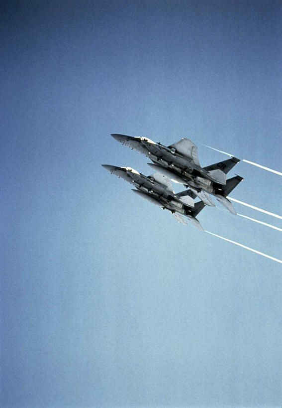 无人,竖图,室外,白天,仰视,飞机,美国,飞翔,阴影,飞行,光线,影子,烟雾,翱翔,飞,蓝色,蓝天,天空,阳光,天,空军,晴朗,污染,废气,战斗机,北美,北美洲,美洲,军用机,飞机尾迹,美军,军用战斗机,麦克唐纳.道格拉斯,鹰式战斗机,两架,尾迹云,机尾云,飞机拉烟,云带,尾迹,万里无云,F-15鹰式战斗机,北亚美利加洲,亚美利加洲,机尾迹,飞机尾气,晴空,晴空万里,彩图,低角度拍摄