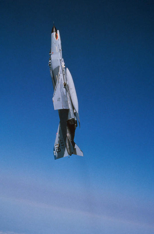 无人,竖图,室外,白天,仰视,飞机,美国,飞翔,阴影,飞行,光线,影子,翱翔,飞,蓝色,蓝天,天空,阳光,天,空军,一架,晴朗,战斗机,北美,北美洲,美洲,军用机,美军,军用战斗机,幽灵式战斗机,万里无云,F-4幽灵式战斗机,北亚美利加洲,亚美利加洲,晴空,晴空万里,彩图,低角度拍摄