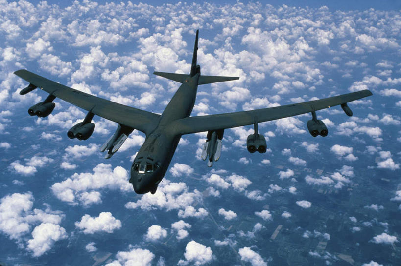 无人,横图,俯视,航拍,室外,白天,飞机,美国,飞翔,阴影,飞行,光线,影子,云,云朵,翱翔,云彩,飞,蓝色,白云,蓝天,天空,阳光,天,空军,一架,晴朗,战斗机,北美,北美洲,鸟瞰,美洲,轰炸机,军用机,美军,军用战斗机,B-52同温层堡垒轰炸机,B-52轰炸机,北亚美利加洲,亚美利加洲,堡垒轰炸机,晴空,彩图,高角度拍摄