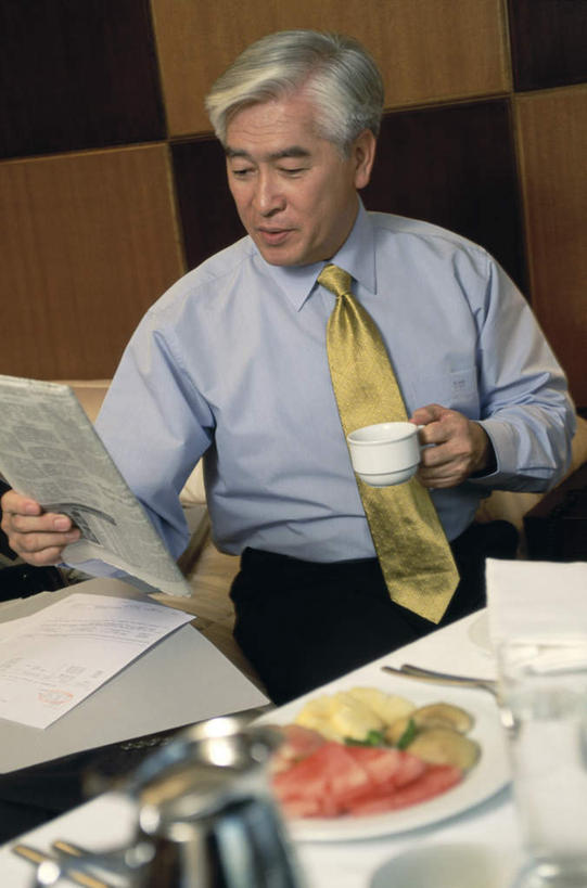 东方人,一个人,商务人士,商务男性,宾馆,坐,笑,微笑,竖图,室内,白天,正面,衬衫,阅读,蔬菜,报纸,杯子,餐具,亚洲,仅一个男性,仅一个人,握,学习,套装,新鲜,瓷器,碟子,盘,推车,生食,蔬菜沙拉,沙拉,食品,咖啡杯,领带,陶瓷制品,拿,拿着,扭头,注视,黄种人,色拉,沙律,食物,盘子,手推车,碟,观察,看,转头,仅一个老年男性,浏览,握着,有机食品,绿色食品,观看,色拉酱,察看,象征,庄重,关注,载具,千岛酱,瓷杯,商务装,身份,工薪阶层,正式,地位,餐车,老年男性,男人,男性,亚洲人,白领,上班族,坐着,半身,彩图,衬衣,客店,客栈,旅店,旅馆,旅舍,汽车旅馆,茶水车,点心车,服务车,酒水车,送餐车