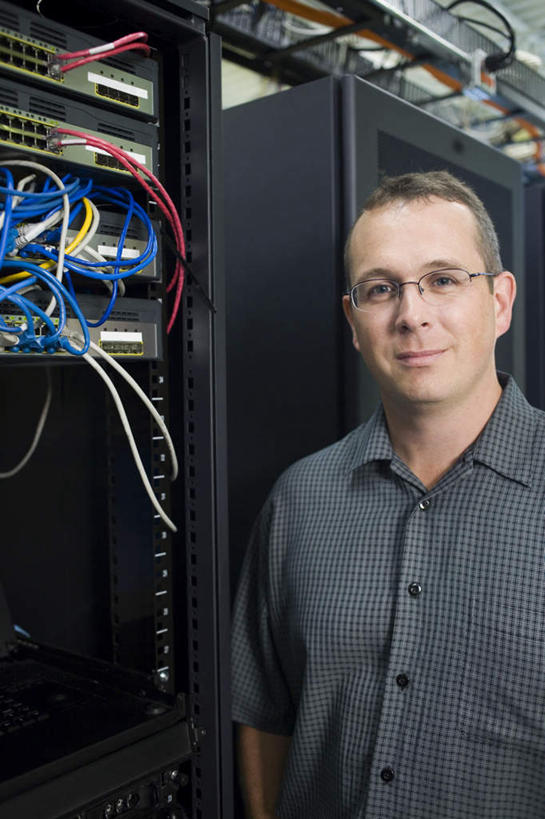 西方人,一个人,机修工,站,笑,微笑,竖图,室内,白天,正面,衬衫,通讯,电脑,数据,欧洲,欧洲人,仅一个男性,仅一个人,仅一个中年男性,服装,传输,网络,眼镜,注视,输入设备,通讯设备,开关,工人,衣服,按钮,观察,看,站着,台式电脑,服饰,观看,光驱,网线,主机,察看,机箱,机房,衣着,穿着,关注,通信设备,水晶头,近视眼镜,光盘驱动器,线缆,衣饰,男人,男性,中年男性,白种人,机械师,机修工人,站立,半身,彩图,衬衣