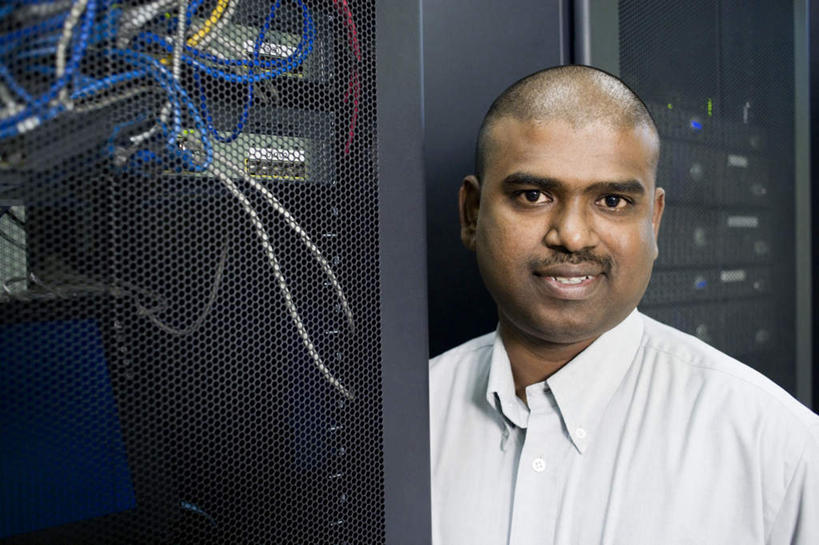 西方人,一个人,机修工,站,笑,微笑,横图,室内,白天,正面,衬衫,通讯,电脑,数据,欧洲,欧洲人,仅一个男性,仅一个人,仅一个中年男性,服装,传输,网络,注视,输入设备,通讯设备,开关,工人,衣服,按钮,观察,看,站着,台式电脑,服饰,观看,光驱,网线,主机,察看,机箱,机房,衣着,穿着,关注,通信设备,水晶头,光盘驱动器,线缆,衣饰,男人,男性,中年男性,白种人,机械师,机修工人,站立,半身,彩图,衬衣